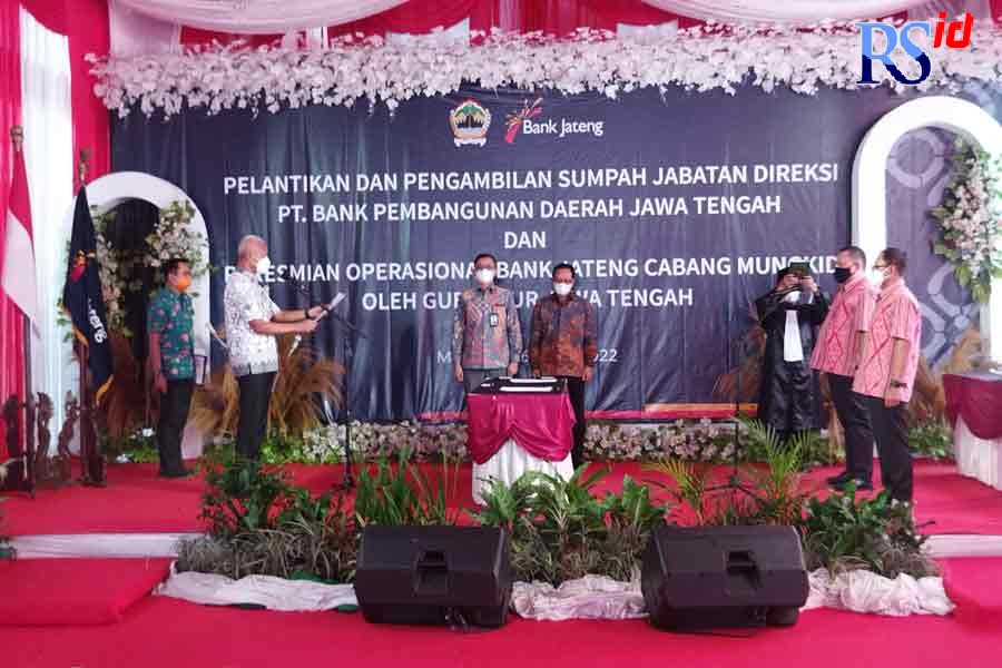 Pelantikan dan pengambilan sumpah jabatan direksi Bank Jateng oleh Gubernur Jawa Tengah Ganjar Pranowo di Kantor Cabang Mungkid yang baru diresmikan, Rabu (16/3). (LUQMAN SULISTIYAWAN/JAWA POS RADAR SEMARANG)