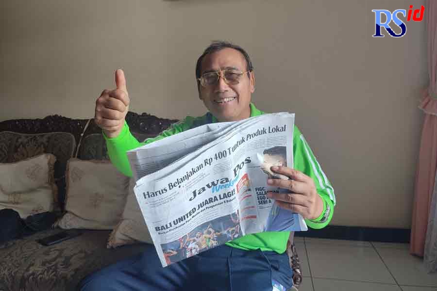 Setiap hari, Prof YS Darmanto setia membaca koran Jawa Pos Radar Semarang.(M RIDWAN TRI ANGGORO / Jawa Pos Radar Semarang)