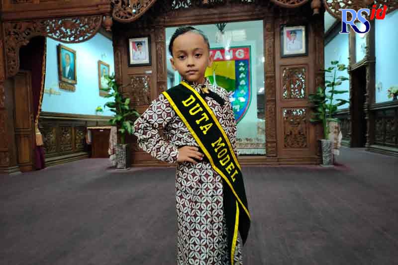 Dehan Riski Pratama saat berpose di aula Kantor Bupati Batang, kemarin. (RIYAN FADLI/JAWA POS RADAR SEMARANG)