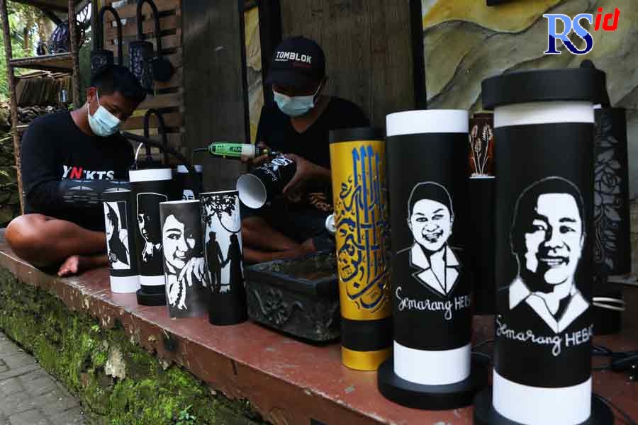 Toni Yogo Pamungkas saat membuat lamput hias dari pipa paralon. (NUR CHAMIM/ JAWA POS RADAR SEMARANG)