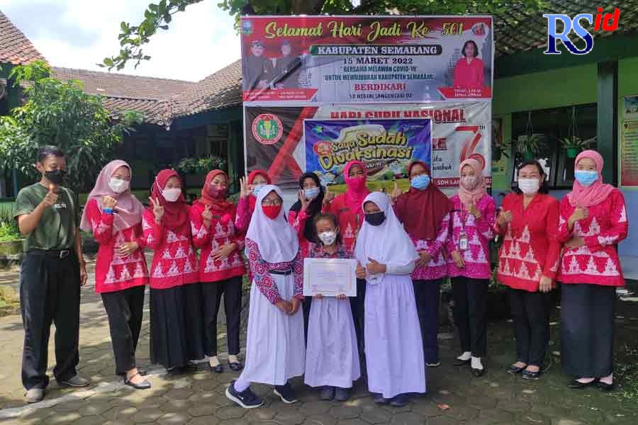 Para guru dan siswa SD Negeri 02 Langensari, Ungaran Barat, yang terpilih sebagai Sekolah Adiwiyata Tingkat Nasional. (NURFAIK NABHAN/JAWA POS RADAR SEMARANG)