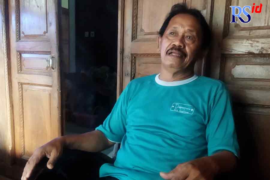 Sumadiyono, pawang hujan yang menjadi langganan acara di Candi Borobudur. (LUQMAN SULISTIYAWAN/JAWA POS RADAR SEMARANG)