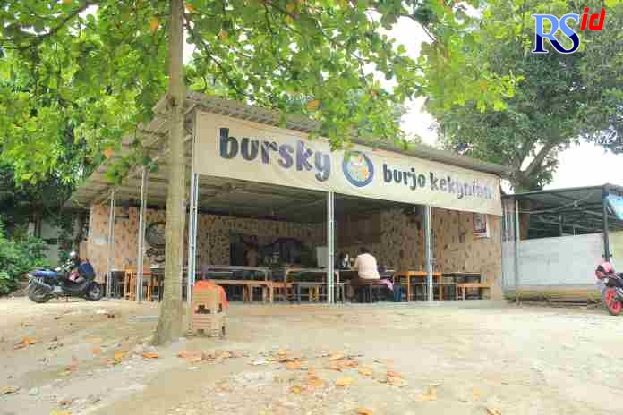 WARMINDO : Burjo Kekynian atau Bursky.kuy tak menyediakan bubur kacang hijau, tapi aneka kuliner mi dan ayam. (M RIDWAN TRI ANGGORO/JAWA POS RADAR SEMARANG)