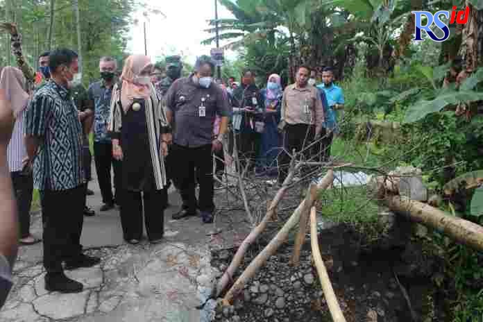 Bupati Pekalongan Fadia Arafiq saat meninjau kondisi Jembatan Sibendo yang rusak, Selasa (15/3). (Istimewa)
