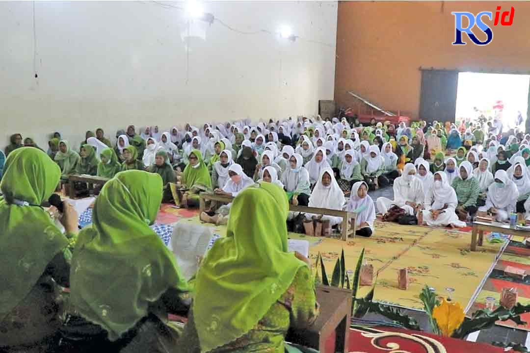 Suasana Khotmil Quran yang diselenggarakan PAC Fatayat dan Muslimat NU Kecamatan Bulu Kamis (3/3). (ANANTA ERLANGGA MUSA / JAWA POS RADAR SEMARANG)