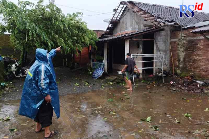 Atap rumah di Kecamatan Mertoyudan, Kabupaten Magelang rusak. (LUQMAN SULISTIYAWAN/ JAWA POS RADAR SEMARANG)