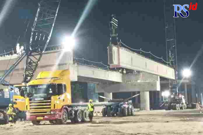 Prosesi pemasangan girder jalan tol Semarang-Demak tepatnya di Desa Sidogemah, Kecamatan Sayung dengan alat berat crawler crane. (Wahib Pribadi/Jawa Pos Radar Semarang)