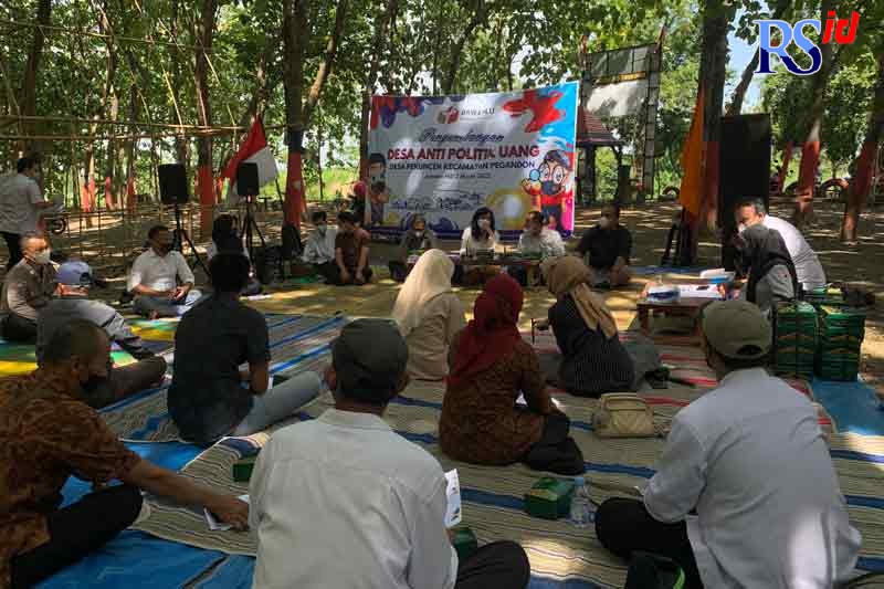 Bawaslu Kendal sedang memberikan sosialisasi desa antipolitik uang di Desa Pekuncen, Pegandon. (DEVI KHOFIFATUR RIZQI/ JAWA POS RADAR SEMARANG)