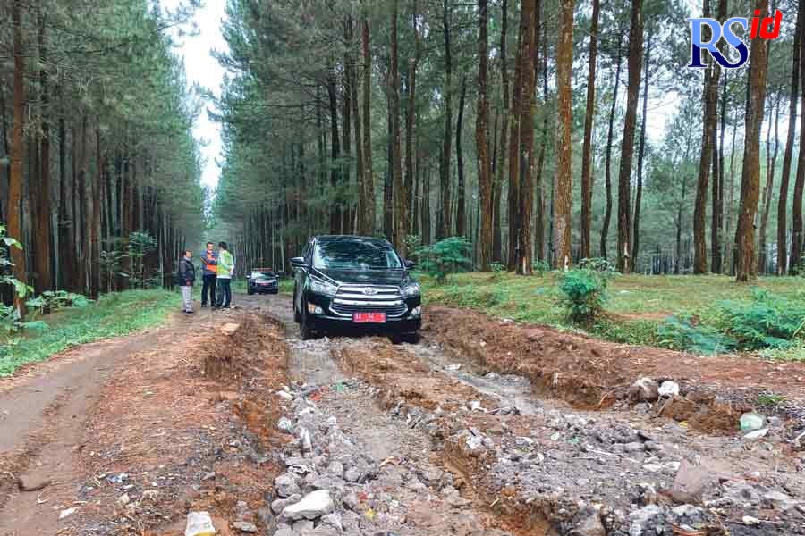 Tim DPUPR Kabupaten Wonosobo meninjau titik kerusakan jalan di sekitar Dusun Brongkol Desa Pulosaren Kecamatan Kepil, Wonosobo Rabu (23/3). (Sigit Rahmanto/Jawa Pos Radar Semarang)