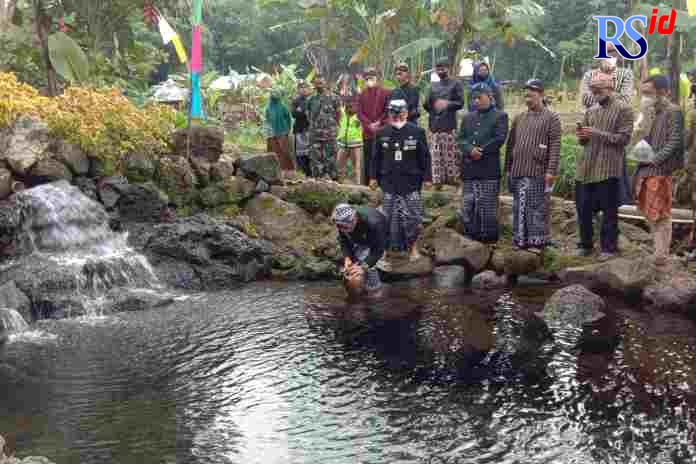 Prosesi Pengambilan air di Taman Soka, Tegalwaton. (Nurfaik Nabhan/Jawa Pos Radar Semarang)