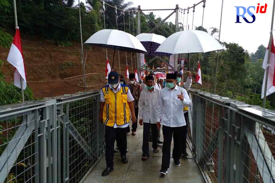Bupati Temanggung HM Al Khadziq mencoba melewati jembatan gantung di Desa Gandurejo, Kecamatan Bulu yang baru diresmikan Sabtu (19/3). (Istimewa)