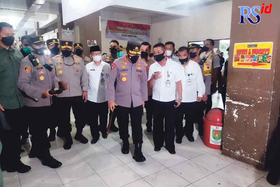 Kapolri Jenderal Polisi Listyo Sigit Prabowo meninjau harga minyak goreng curah di Pasar Muntilan, Rabu (30/3) sore. (LUQMAN SULISTIYAWAN/JAWA POS RADAR SEMARANG)