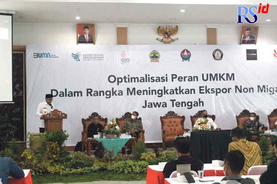 Bupati Temanggung HM Al Khadziq saat memberikan sambutan dalam pelatihan pengoptimalan peran UMKM untuk kegiatan ekspor di Aula Progo Bappeda Temanggung Kamis (10/3). (ANANTA ERLANGGA MUSA / JAWA POS RADAR SEMARANG)        