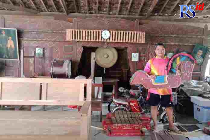 Ketua Turonggomudo Bambang Sularso memamerkan kuda lumping di sanggar peninggalan leluhurnya. (FIGUR RONGGO WASSALIM/ JAWA POS RADAR SEMARANG)