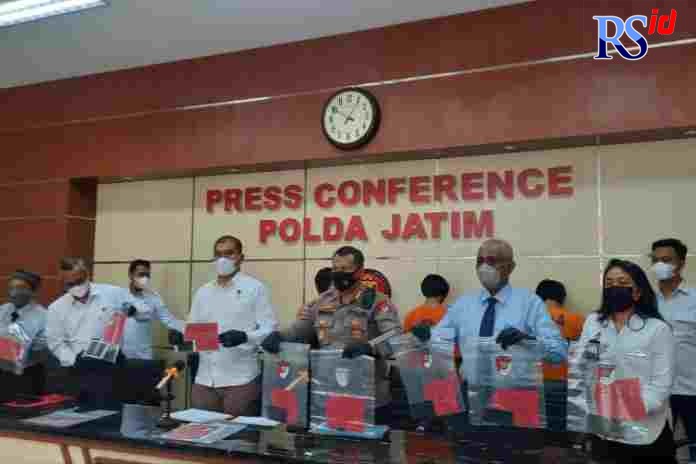 Tersangka suap mafia bola di Mapolda Jatim. (Polda Jatim for JawaPos)