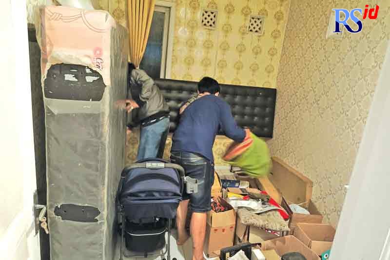 Anggota Polres Magelang tengah menggeledah warung milik TEW di Desa Pucungrejo, Muntilan yang ternyata menjual miras. (Istimewa)