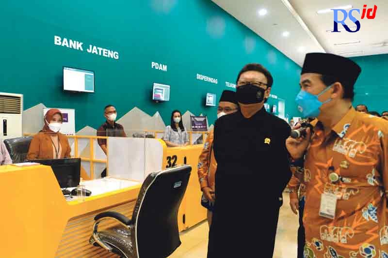 Menteri PAN RB Tjahjo Kumolo usai meresmikan mal pelayanan publik di Gedung Kyai Sepanjang Kamis (17/3). (PUPUT PUSPITASARI/JAWA POS RADAR SEMARANG)