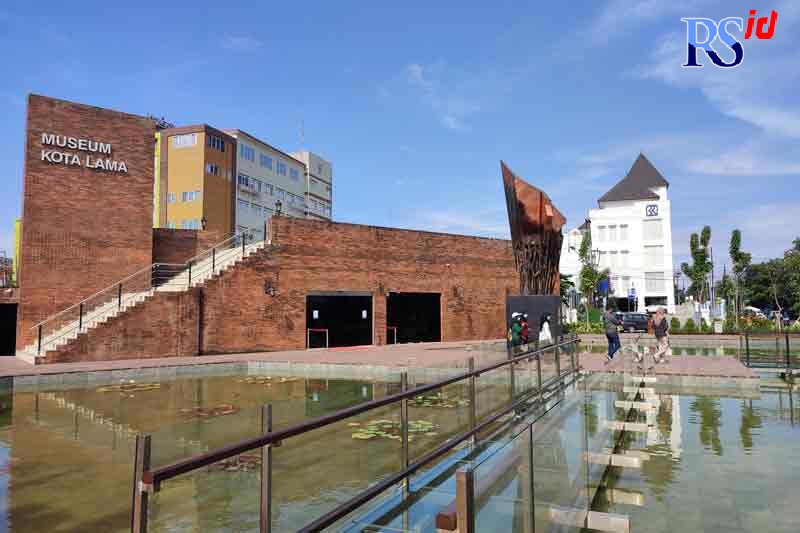 Beberapa pengunjung yang menunggu antrean sesi masuk Museum menghabiskan waktu dengan bermain di sekitar Jembatan Kaca Minggu (6/3). (M RIDWAN TRI ANGGORO/JAWA POS RADAR SEMARANG)