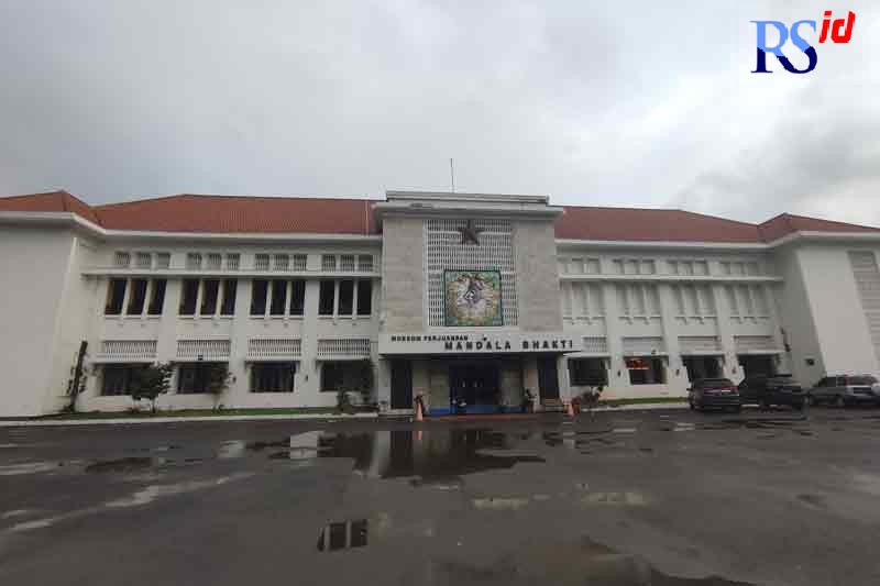 Beberapa pengunjung melihat koleksi sejarah Museum Mandala Bhakti. (M Ridwan Tri Anggoro)