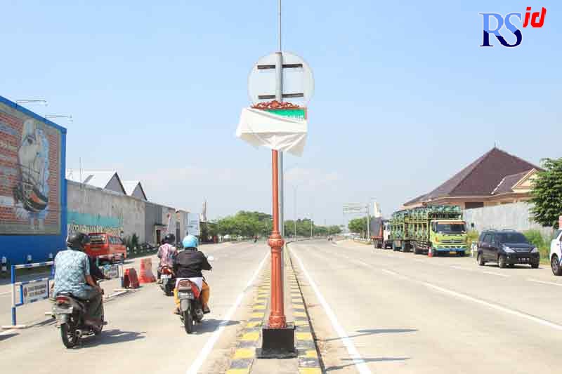 Salah satu jalan diresmikan dengan nama tokoh besar asal Pekalongan, mantan Wali Kota setempat Alf Arslan Djunaid aka Alex. (Lutfi Hanafi/Jawa Pos Radar Semarang)