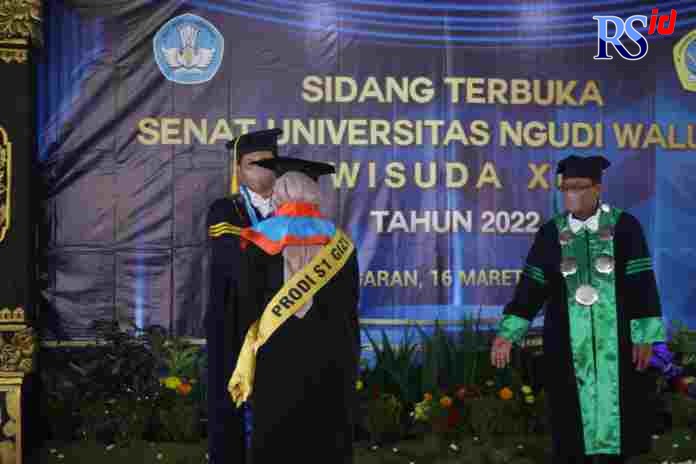 Universitas Ngudi Waluyo Kabupaten Semarang saat menggelar wisuda ke XII secara drive thru di halaman kampus Universitas Ngudi Waluyo, Ungaran. Rabu (16/3).(Maria Novena/Jawa Pos Radar Semarang)