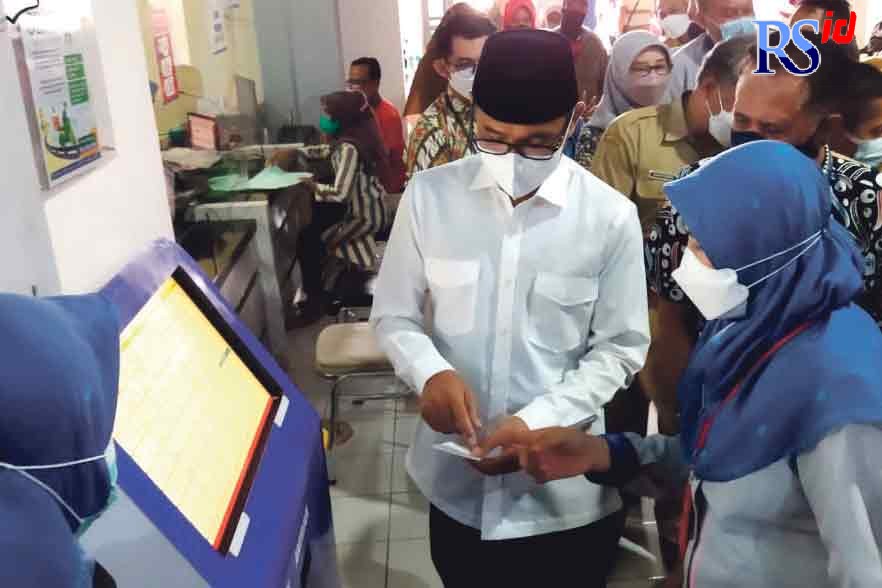 Bupati Temanggung HM Al Khadziq menerima penjelasan terkait aplikasi pembayaran secara online untuk mempermudah layanan RSUD Temanggung kepada masyarakat Selasa (8/3). (ANANTA ERLANGGA MUSA / JAWA POS RADAR SEMARANG)