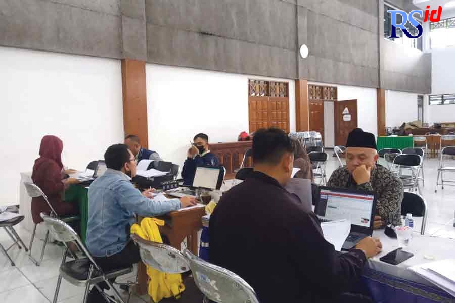 Para pedagang pasar induk tengah melengkapi berkas proses pendaftaran di kantor Disdagkop UKM Wonosobo beberapa waktu lalu. (Sigit Rahmanto/Pos Radar Semarang)