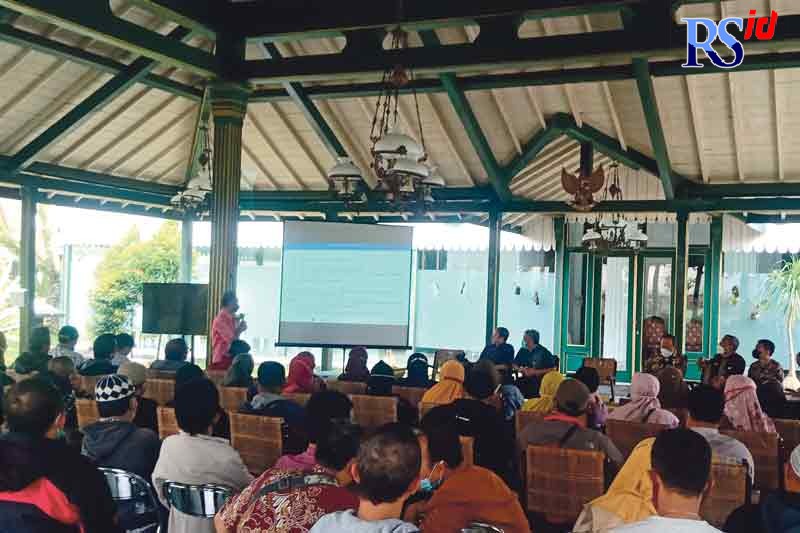 Sekda One Andang Wardoyo saat tengah menjelaskan raperbup tentang pasar kepada perwakilan pedagang pasar induk di Pendopo Belakang Selasa (8/3). (Sigit Rahmanto/Jawa Pos Radar Semarang)