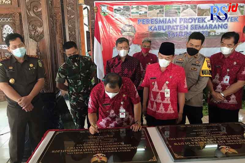 Bupati Semarang Ngesti Nugraha saat menandatangani prasasti peresmian SMP 2 Bergas. (Maria Novena/Jawa Pos Radar Semarang)