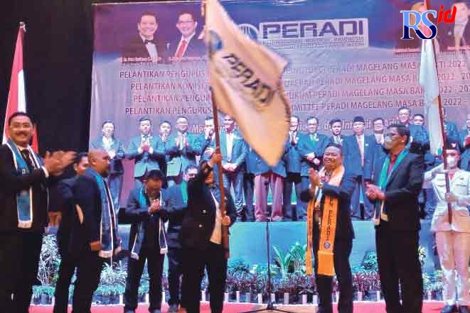 Pengurus DPC Peradi Magelang masa bakti 2022-2027 resmi dilantik Ketua Umum DPN Peradi Otto Hasibuan Sabtu, (26/3). (ROFIK SYARIF G P/JAWA POS RADAR SEMARANG)