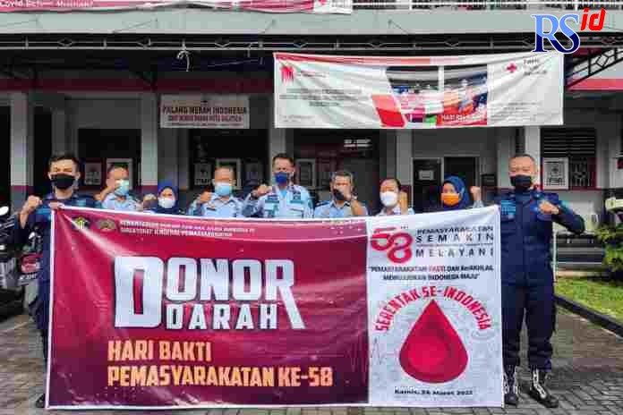 Petugas Rutan Salatiga ikuti aksi donor darah serentak yang dilaksanakan oleh jajaran Pemasyarakatan pada Kamis (24/3/2022). (Istimewa)