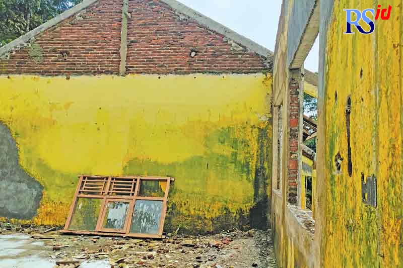 Kondisi SDN Wonosegoro 2 yang terbengkalai usai gagal direhabilitasi. (RIYAN FADLI/JAWA POS RADAR SEMARANG)