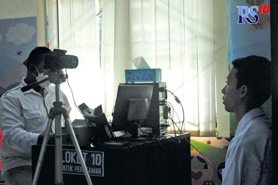 Siswa-siswi SMA Negeri 1 Temanggung saat melakukan perekaman data KTP elektronik di ruang pelayanan Dindukcapil setempat Senin (21/3). (ANANTA ERLANGGA MUSA / JAWA POS RADAR SEMARANG)