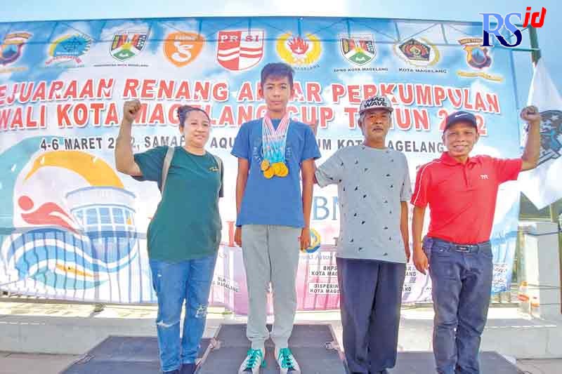 Zakharia Fernando yang memborong 10 medali emas di KRAP Wali Kota Magelang Cup Tahun 2022 bersama orang tua dan pelatihnya. (PUPUT PUSPITASARI/JAWA POS RADAR SEMARANG)