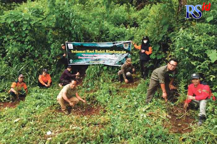 Sejumlah anggota dari Rimbawan saat melakukan bersih-bersih dari rumput liar di sekitar Kawasan telaga warna. (Istimewa)