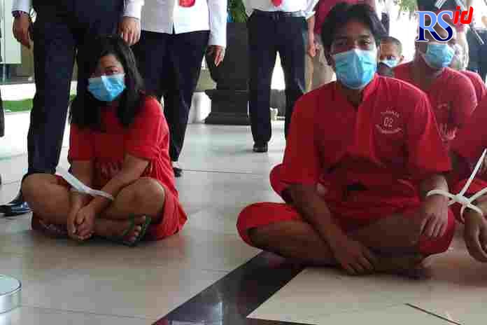Para tersangka penyalahgunaan narkoba digelandang di Mapolda Jateng. (M Haryanto/Jawa Pos Radar Semarang)