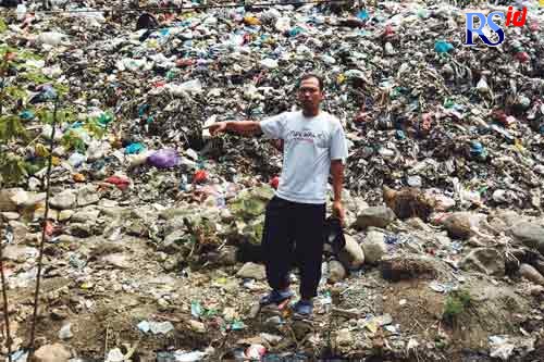 Mahbub menunjukan tanggul TPA Pasuruhan yang jebol, mengenai lahan pertanian miliknya. (LUQMAN SULISTIYAWAN/JAWA POS RADAR SEMARANG)