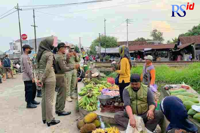 Satpol PP Kendal menertibkan para pedagang Pasar Longopan yang berjualan di bahu jalan.(DEVI KHOFIFATUR RIZQI/ JAWA POS RADAR SEMARANG)