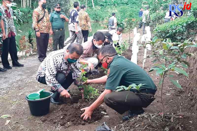 Wakil Bupati Wonosobo Muhammad Albar secara simbolis menanam pohon seusai acara talkshow memperingati Hari Air Sedunia di Telaga Bedakah Selasa (22/3). (Sigit Rahmanto/Jawa Pos Radar Semarang)
