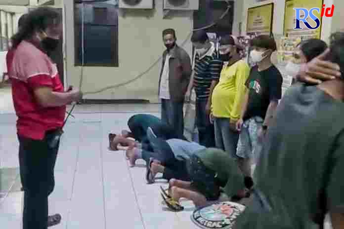 Belasan anak-anak yang terlibat tawuran diharuskan mencium kaki orangtuanya masing-masing dan meminta maaf sebelum dipulangkan. (Istimewa)