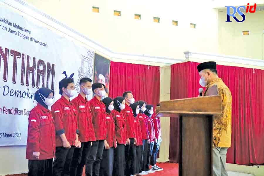 Sejumlah pengurus baru DPM kampus Unsiq saat dikukuhkan oleh Rektor Unsiq Zaenal Sukawi. (Istimewa)