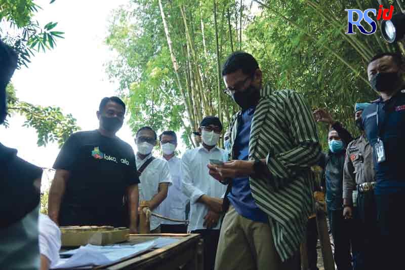 Menteri Pariwisata dan Ekonomi Kreatif (Menparekraf) Sandiaga Uno saat mengunjungi Pasar Papringan, Temanggung Minggu (13/3). (ANANTA ERLANGGA MUSA / JAWA POS RADAR SEMARANG)