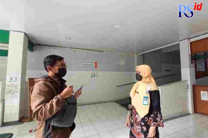 Manajer Duty RSUD KRT Setjonegoro, Maening Issuryanti ketika diminai keterangan oleh awak media. (Sigit Rahmanto/Jawa Pos Radar Semarang)