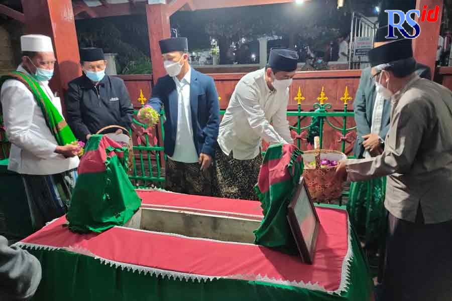 Bupati Batang Wihaji bersama wakilnya, Suyono, dan jajaran Forkopimda melakukan tabur bunga di makam Adipati Mandurorejo, Kendal. (RIYAN FADLI/JAWA POS RADAR SEMARANG)