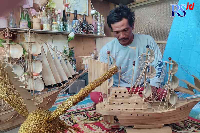 Salamun saat membuat miniatur kapal dari limbah kayu. (M. Ridwan Tri Anggoro/ Jawa Pos Radar Semarang)