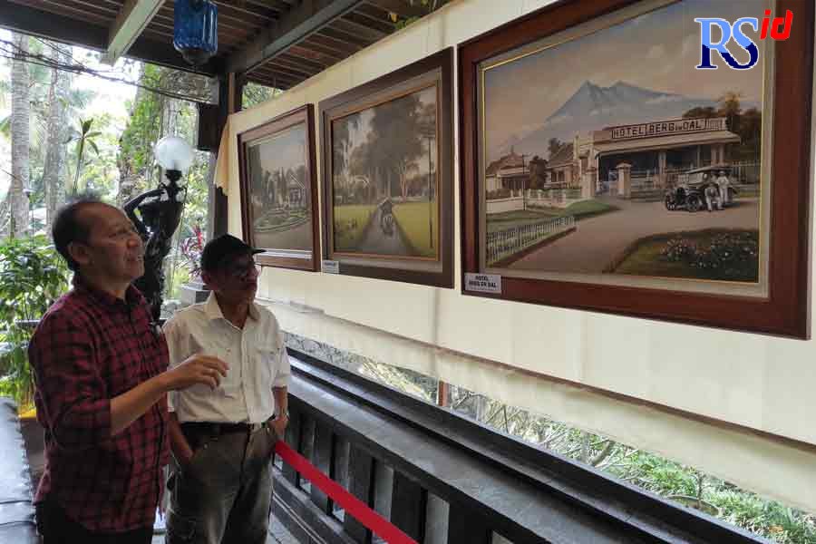  Eddy Supangkat bersama Isworo saat menjelaskan tema lukisan yang dipamerkan.  (Dhinar Sasongko/Jawa Pos Radar Semarang)