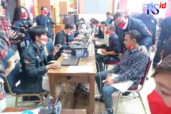 Kepala BP2MI, Benny Rhamdani menyapa CPMI yang melakukan verifikasi dokumen di auditorium UNNES, Kamis (14/4). (KHAFIFAH ARINI PUTRI/JAWA POS RADAR SEMARANG)