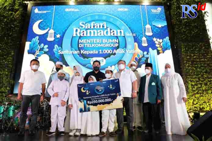 SANTUNAN ANAK YATIM : Menteri BUMN Erick Thohir (tengah) didampingi Komisaris Utama Telkom Bambang Brodjonegoro (keempat kanan) dan Direktur Utama Telkom Ririek Adriansyah (paling kiri), menyerahkan simbolis santunan kepada 1.000 anak yatim sebagai bagian