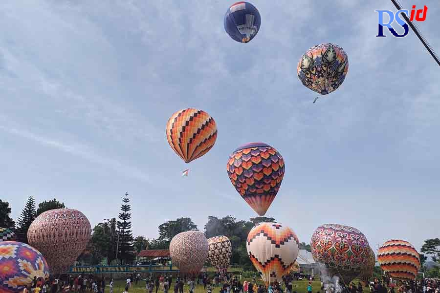 Tradisi warga Wonosobo saat Lebaran, dengan menerbangkan balon. (Istimewa)