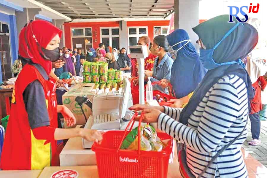 Warga saat belanja di bazar Ramadan di di halaman kantor Kecamatan Pekalongan Utara, ada Senin (18/4). (Lutfi Hanafi/Jawa Pos Radar Semarang)